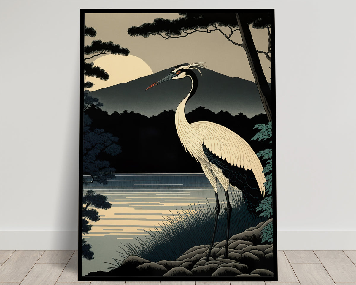 Grue du Japon blanche au bord d'un lac, montagne et soleil pâle, pins sombres, tons beige et bleu nuit, Balthazart Studio