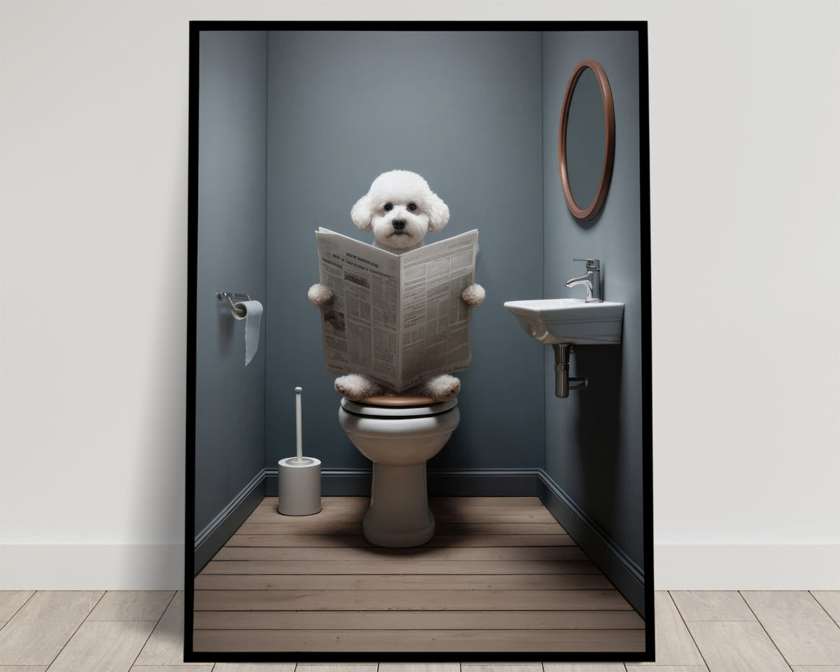 Bichon frisé blanc lisant le journal sur les toilettes, WC bleu-gris au parquet avec miroir ovale, poster Balthazart Studio