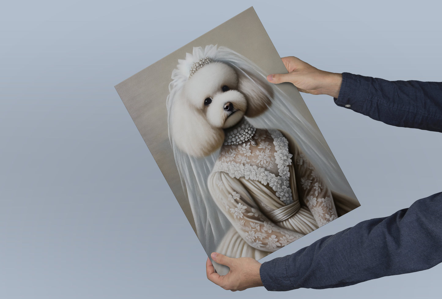 Poster caniche mariée tenu à deux mains devant un fond bleu-gris