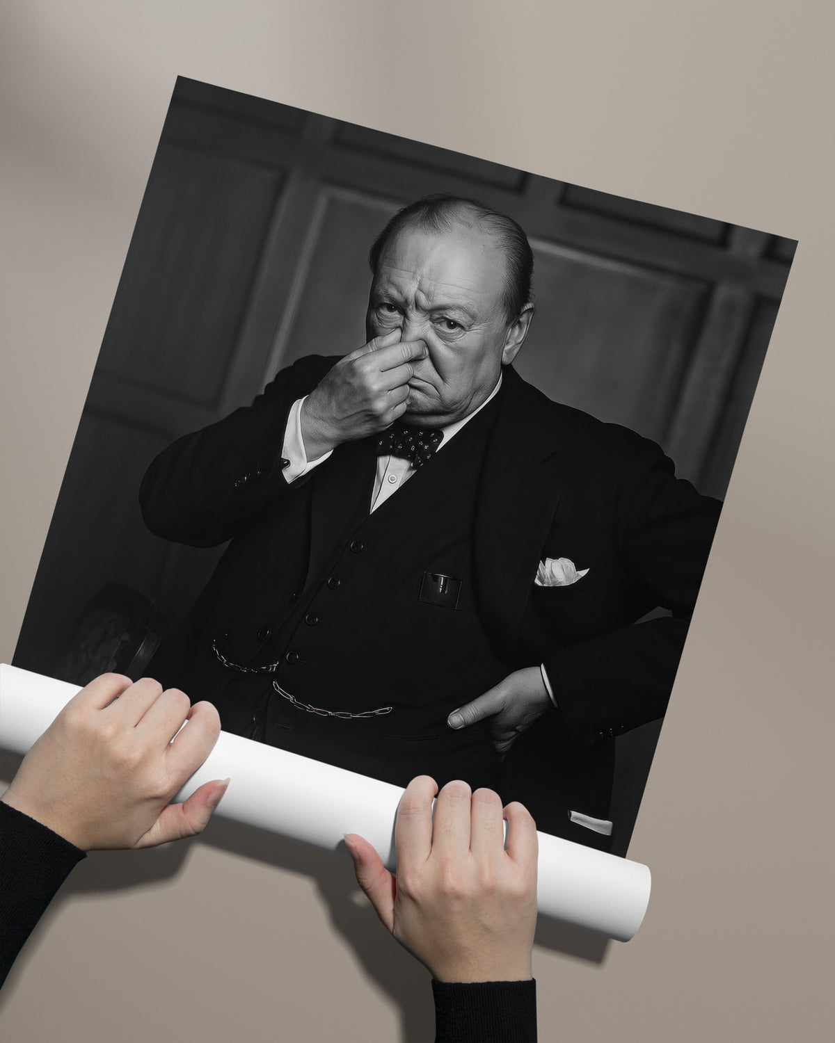 Poster Churchill qui se pince le nez déroulé à la main, sans cadre