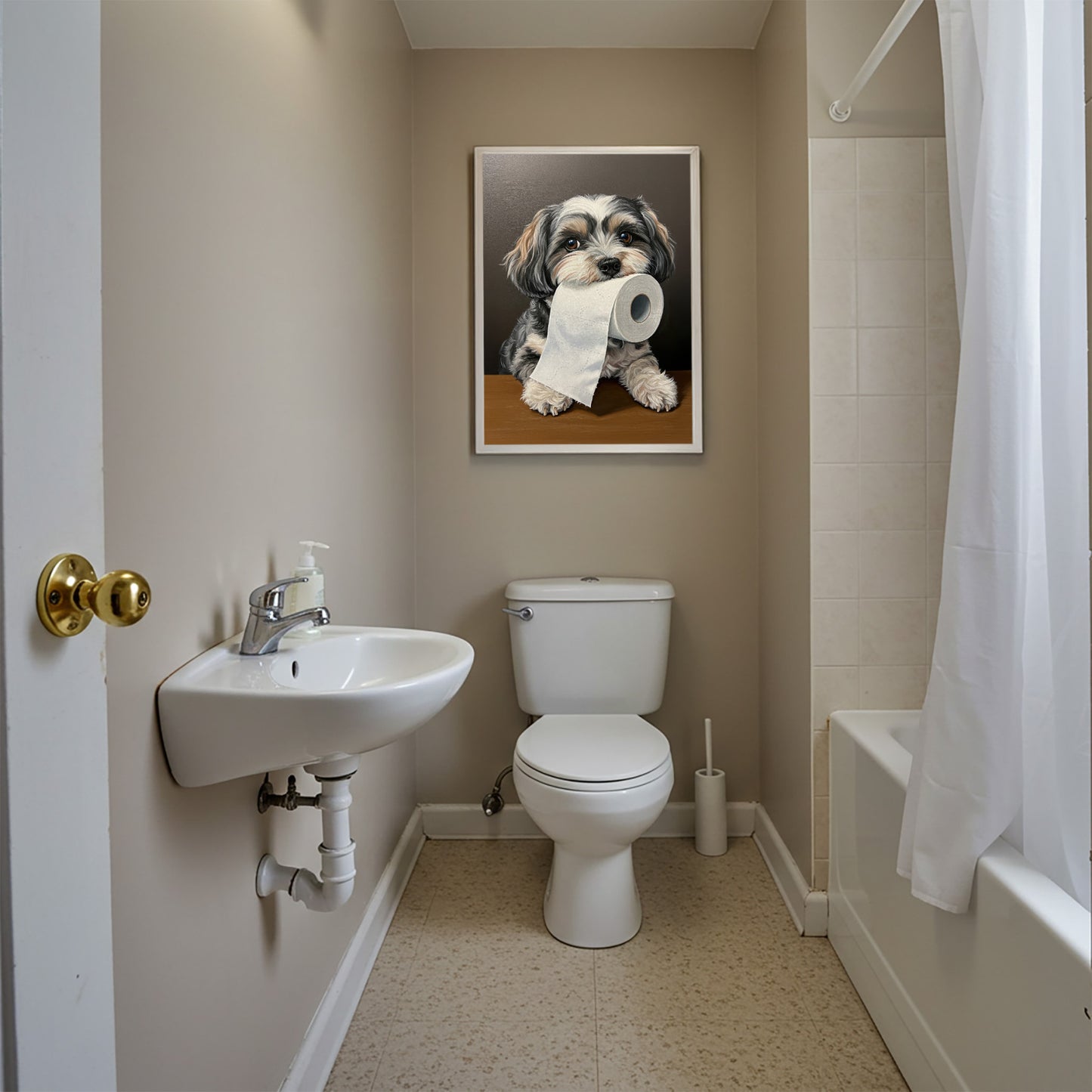 Poster bichon havanais au papier toilette au-dessus des WC, salle de bain beige avec baignoire