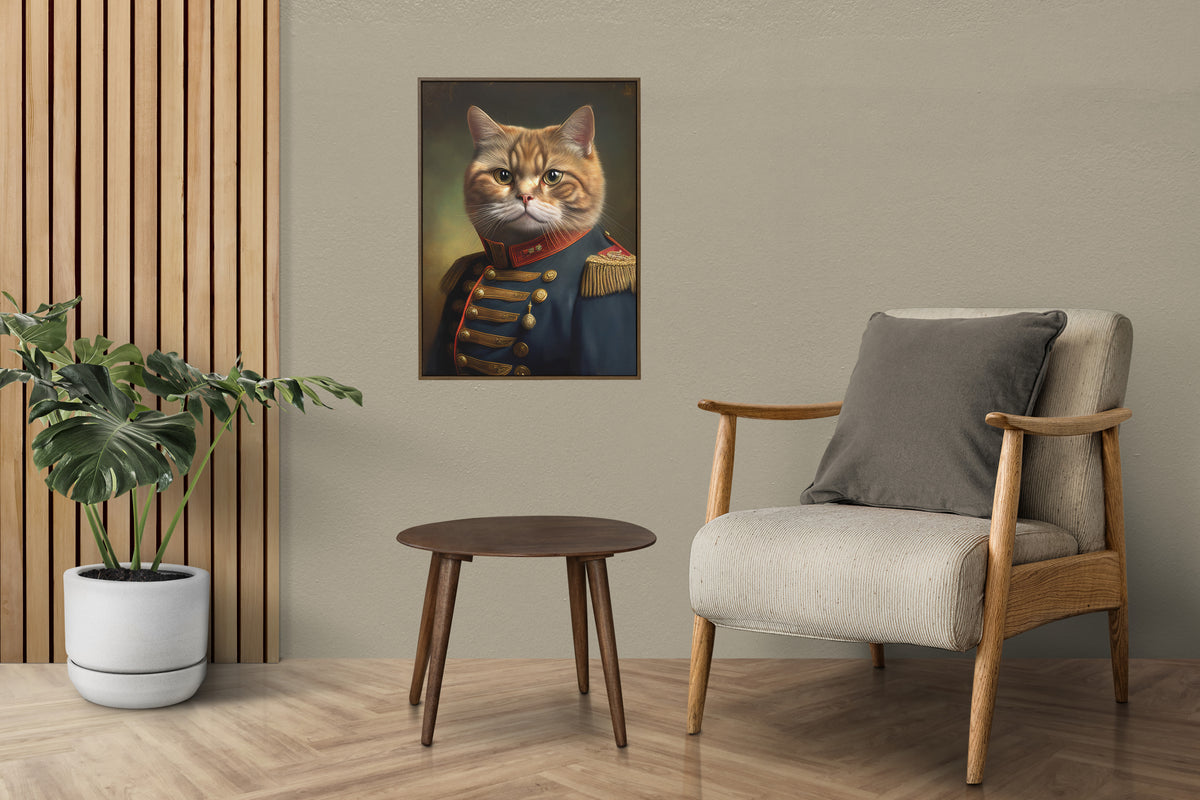 Poster chat roux en uniforme sur un mur taupe, au-dessus d'un fauteuil beige près de tasseaux en bois