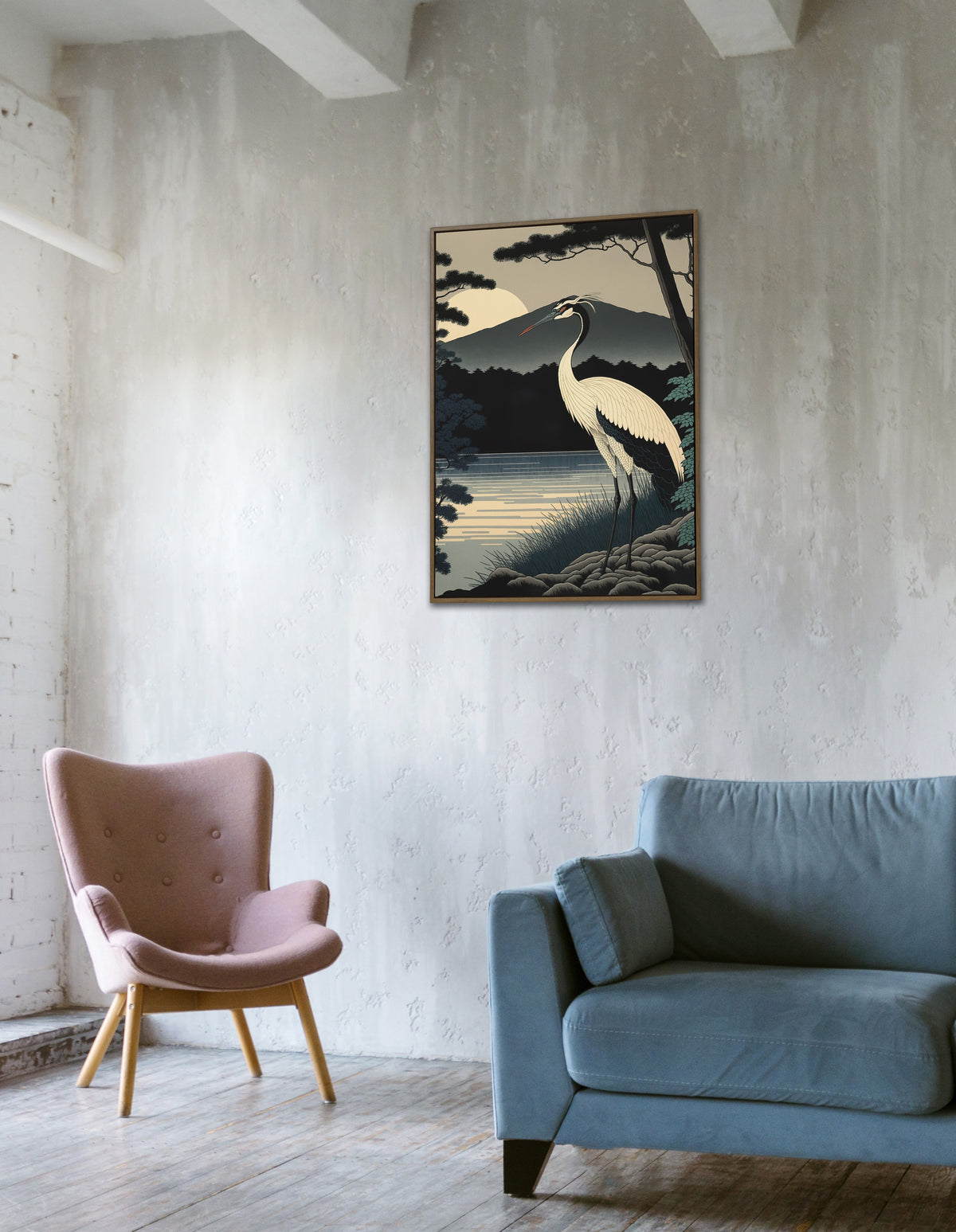 Poster grue du Japon sur un mur béton, au-dessus d'un fauteuil rose et d'un canapé bleu