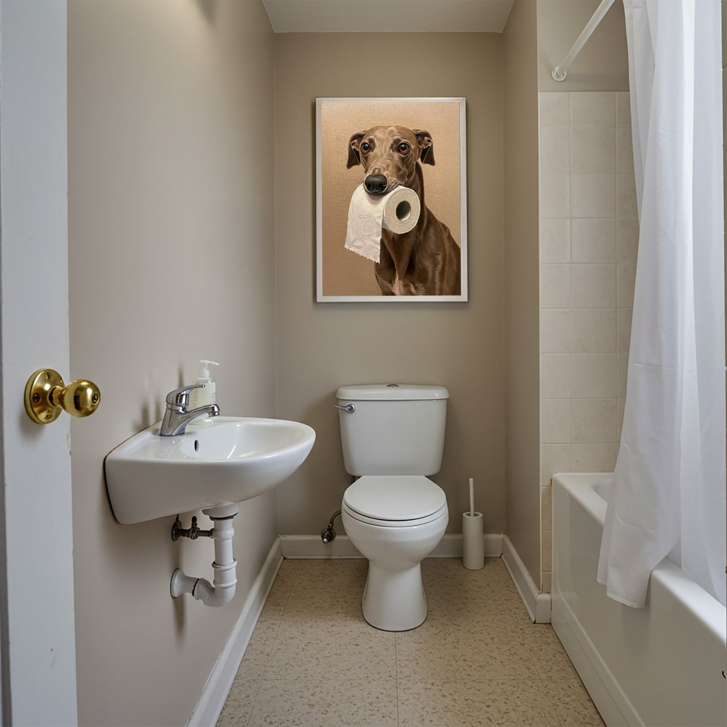 Poster lévrier au papier toilette au-dessus des WC, salle de bain beige avec baignoire
