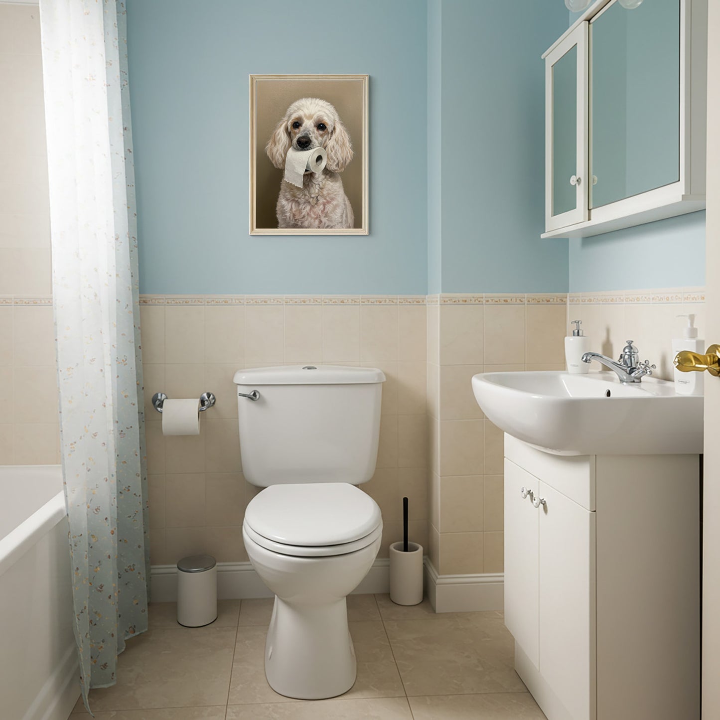 Toilettes bleu ciel et crème, poster caniche blanc au papier toilette au-dessus de la cuvette