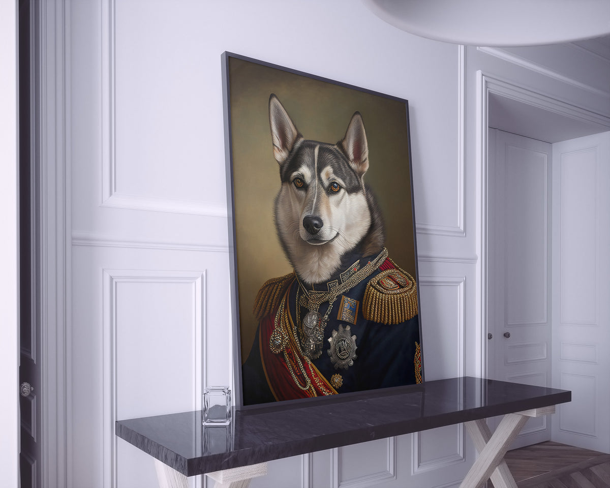 Poster husky en uniforme, cadre noir, posé sur une console en marbre noir, pièce à moulures blanches