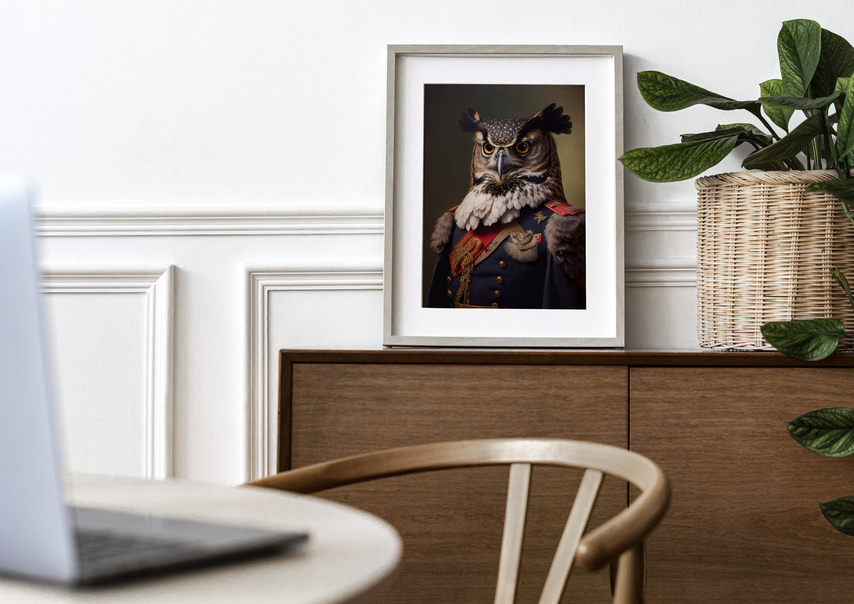 Poster hibou en uniforme, cadre bois clair et passe-partout, posé sur un buffet en bois
