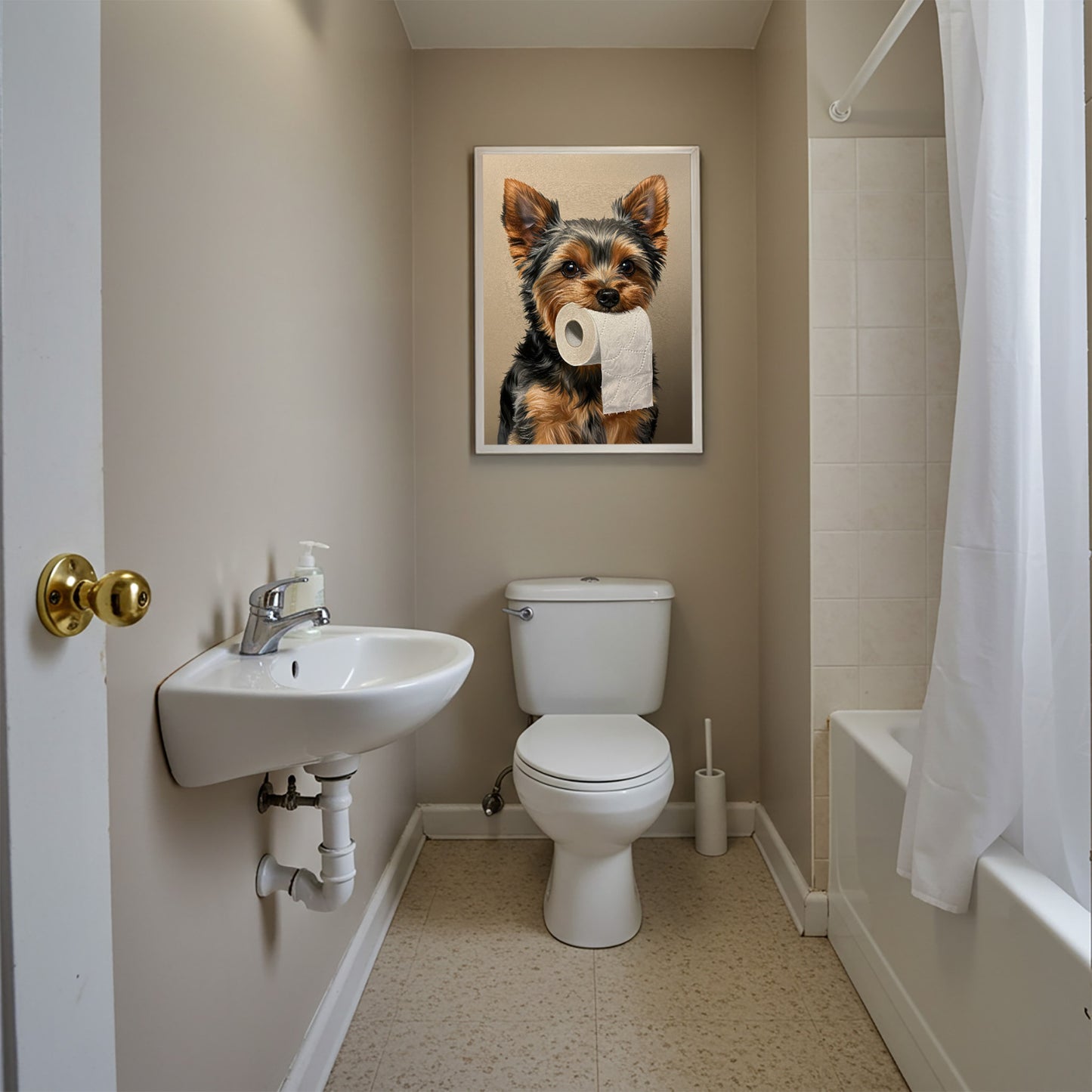 Salle de bain avec rideau de douche, poster yorkshire au papier toilette en cadre blanc au-dessus des toilettes