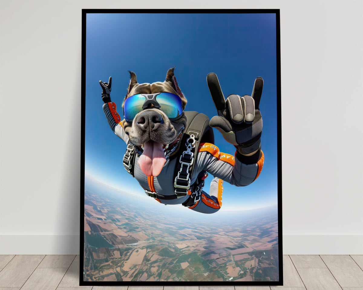 Cane Corso en chute libre, lunettes miroir, langue au vent et signe rock, combinaison grise et orange