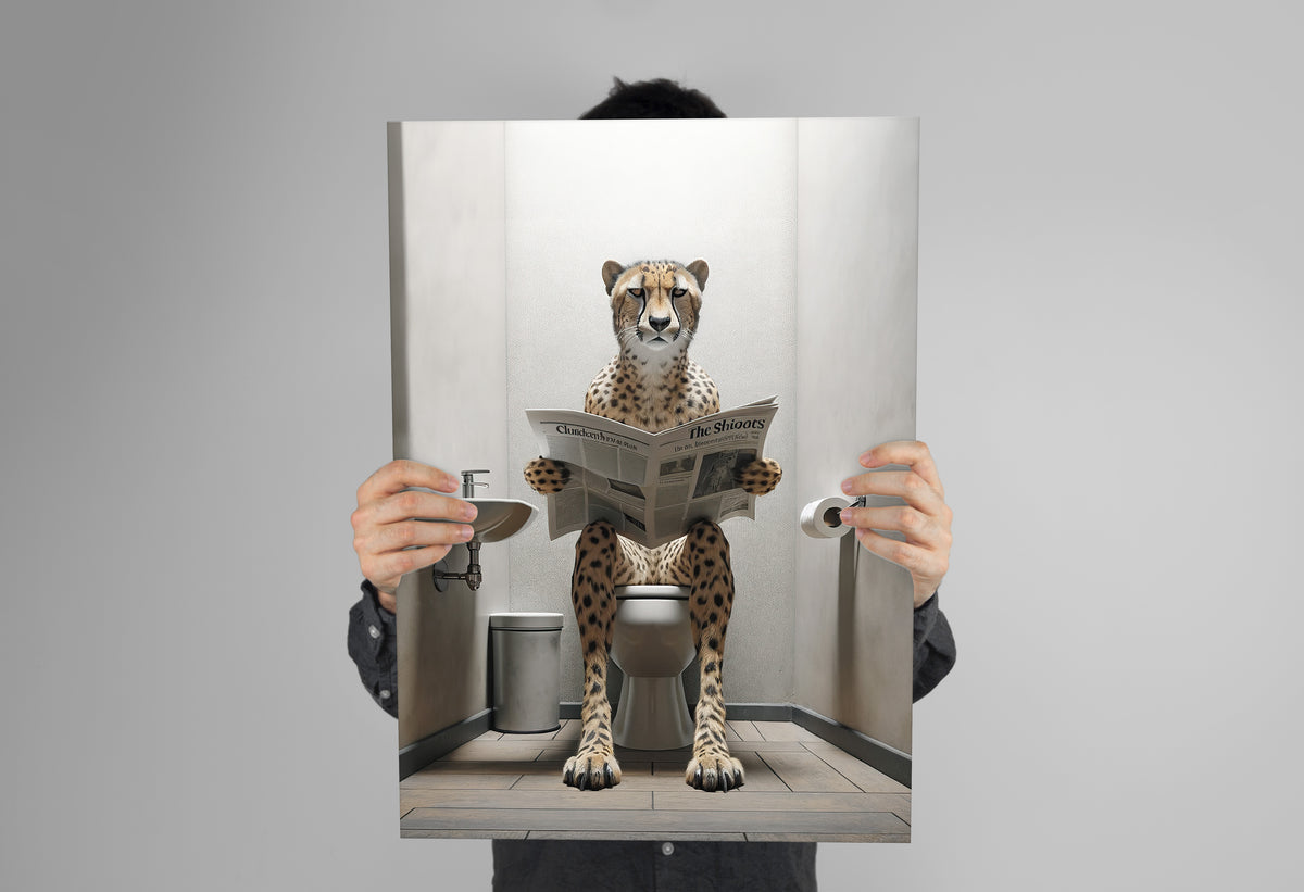 Poster guépard lisant le journal aux WC tenu à deux mains devant un mur gris