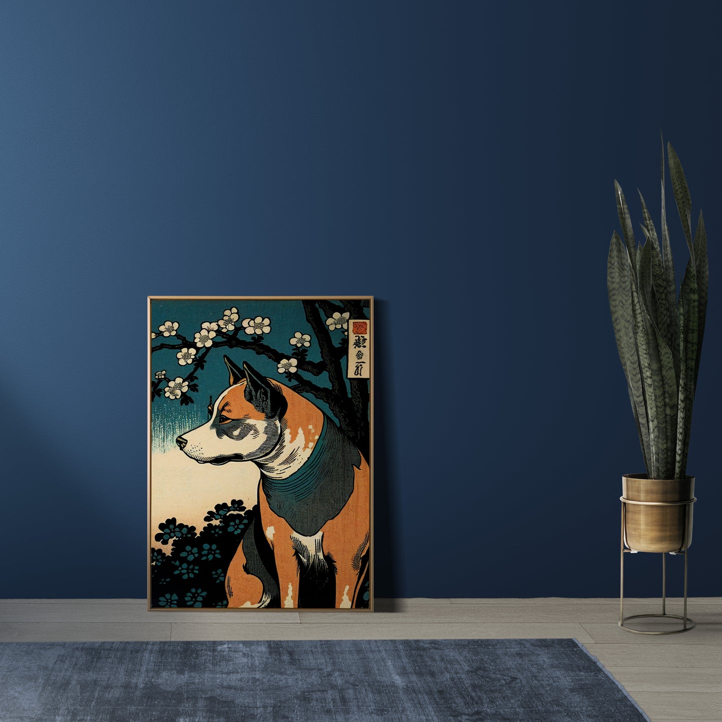 Poster chien art japonais posé au sol contre un mur bleu nuit, tapis bleu et plante en pot