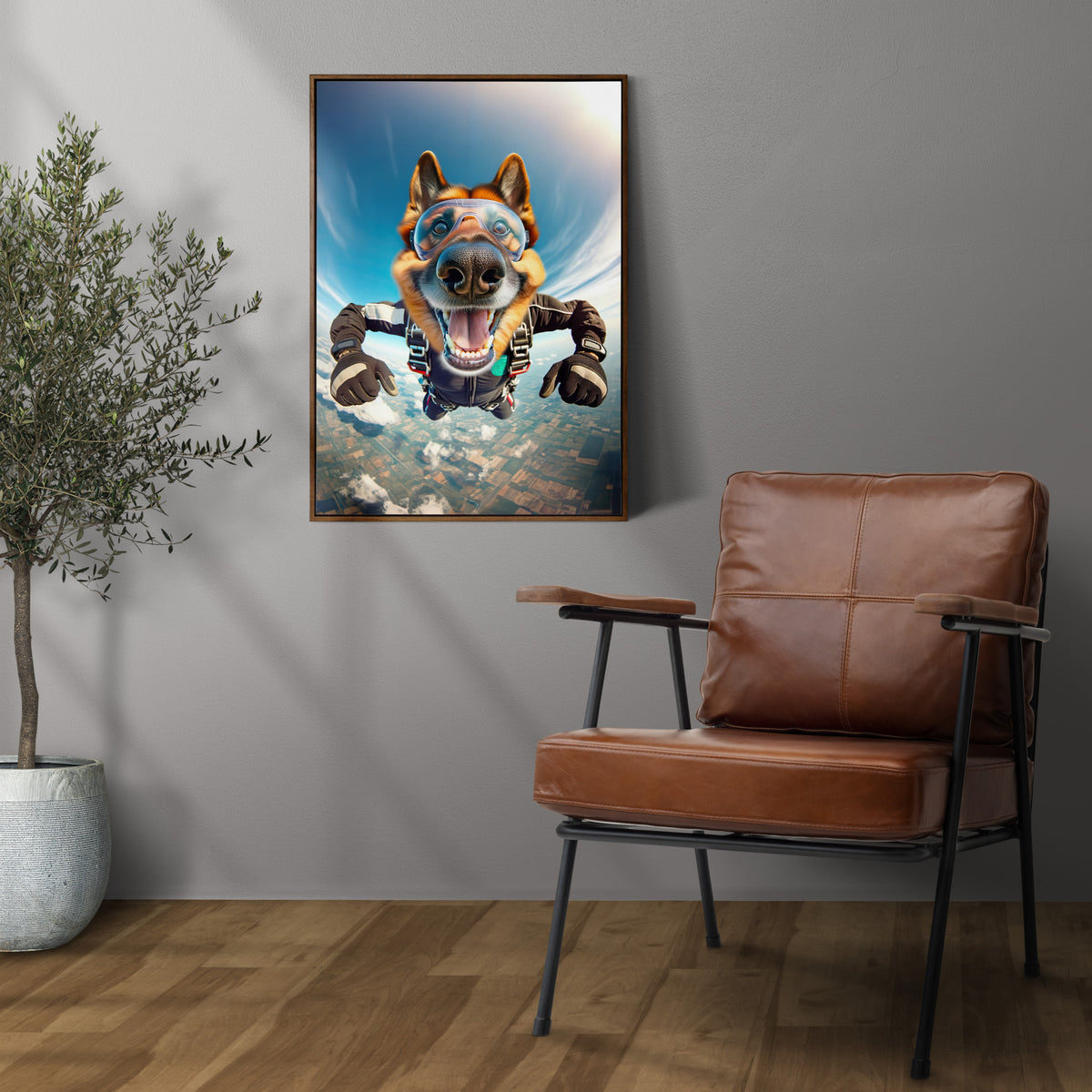 Poster Berger Allemand en chute libre en cadre bois foncé sur un mur gris, à côté d'un fauteuil en cuir et d'un olivier