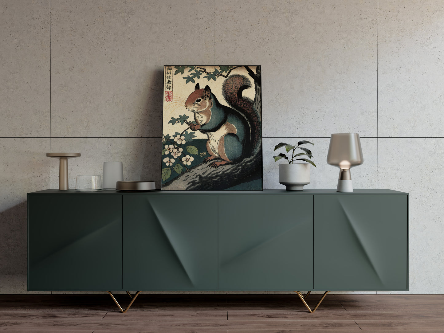 Poster écureuil ukiyo-e posé sur un buffet vert sapin, mur beige texturé
