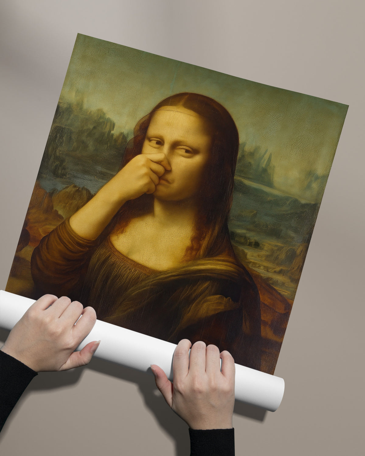 Poster Joconde qui se pince le nez déroulé à la main, sans cadre