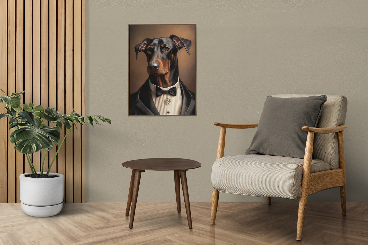 Poster doberman en smoking sur un mur taupe, fauteuil en bois et lin, petite table ronde