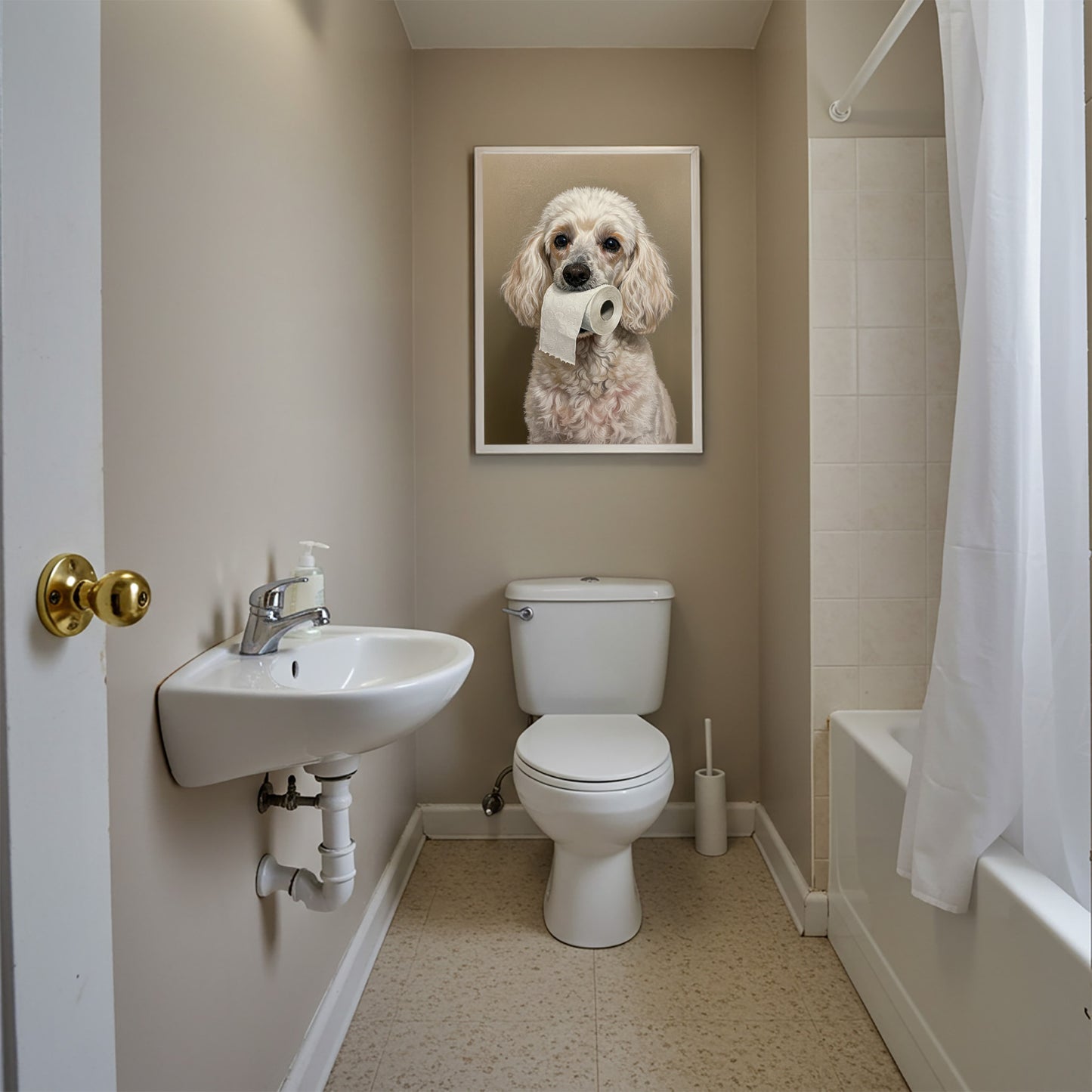 Salle de bain avec rideau de douche, poster caniche blanc au papier toilette en cadre blanc au-dessus des toilettes