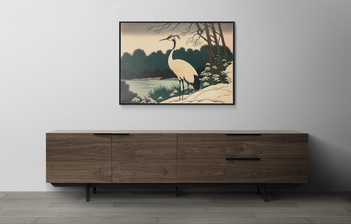 Poster grue du Japon en cadre noir au-dessus d'un buffet bas en bois foncé