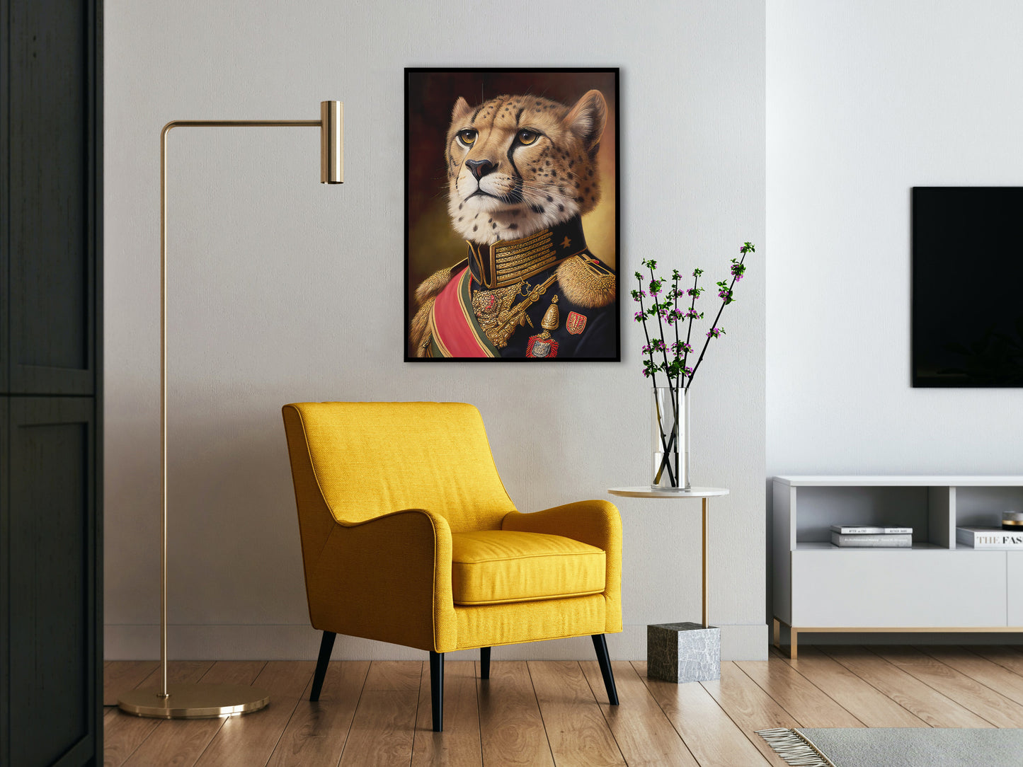 Poster guépard en uniforme militaire au mur d'un salon, fauteuil jaune et lampadaire doré