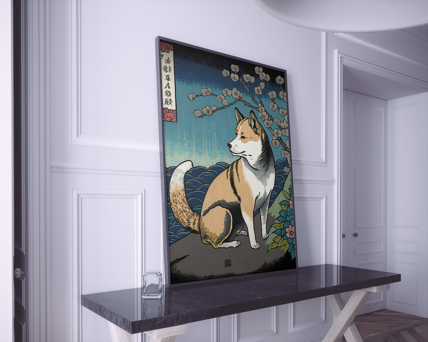 Grande affiche shiba inu ukiyo-e posée sur une console en marbre noir, pièce blanche à moulures