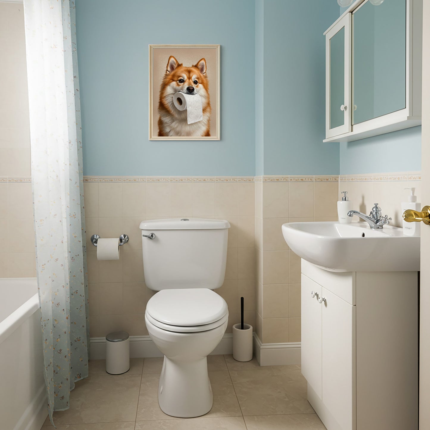 Toilettes bleu ciel et crème, poster spitz nain au papier toilette au-dessus de la cuvette