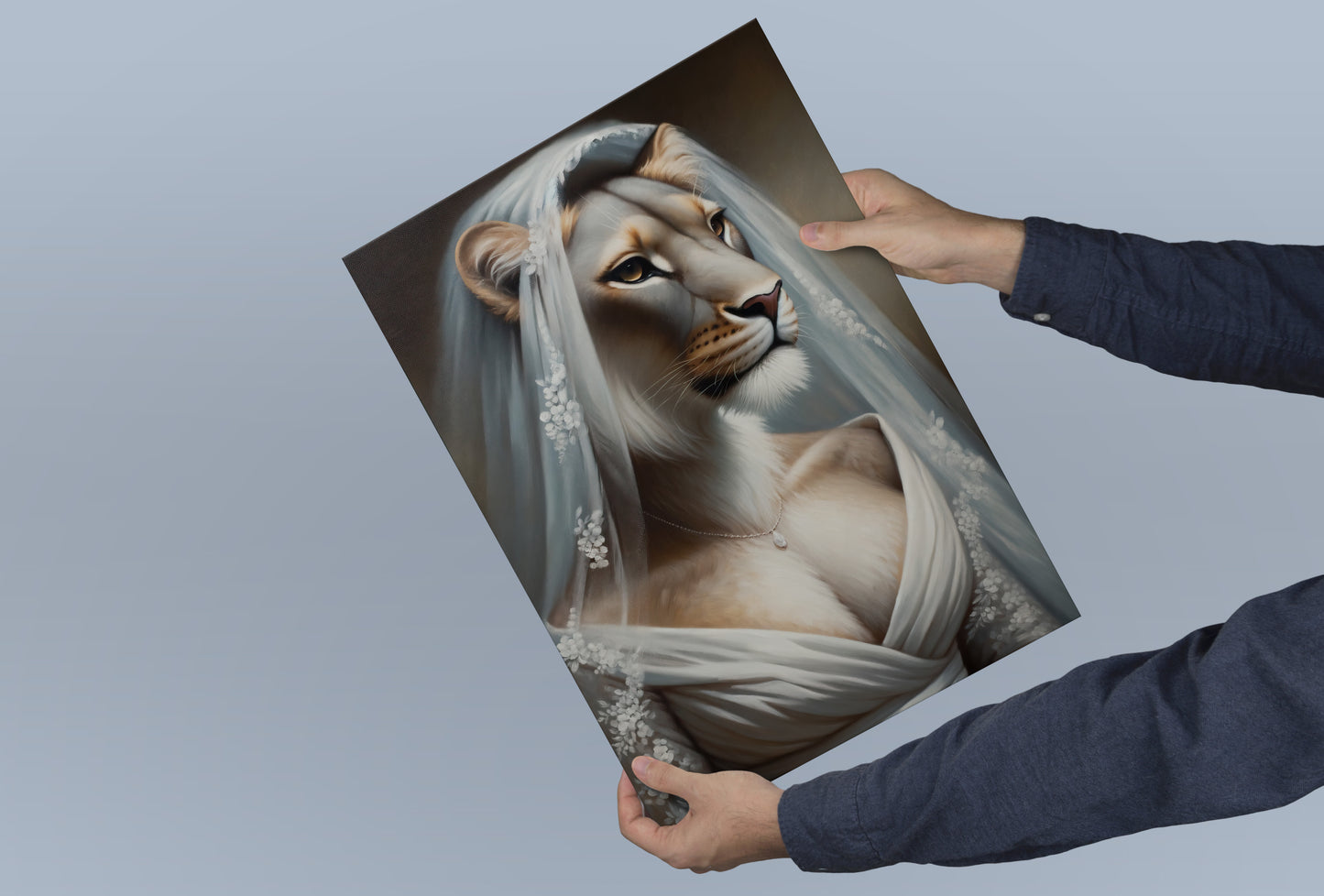 Poster lionne en robe de mariée tenu à deux mains devant un fond bleu-gris