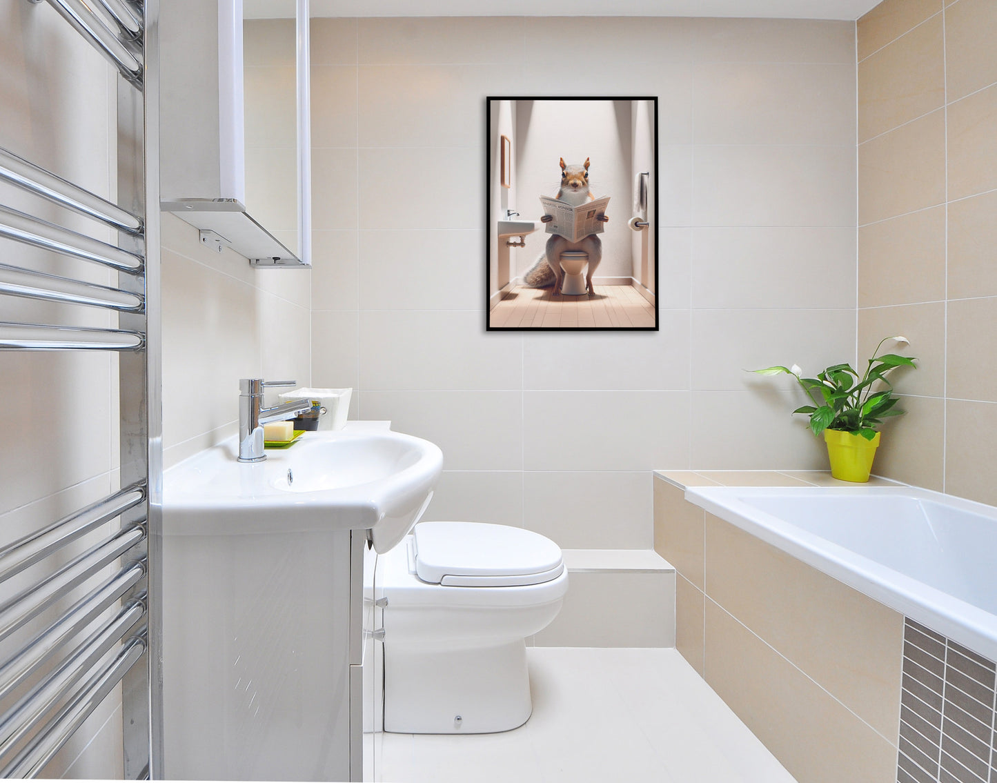 Poster écureuil lisant le journal en cadre noir, salle de bain claire avec baignoire et plante