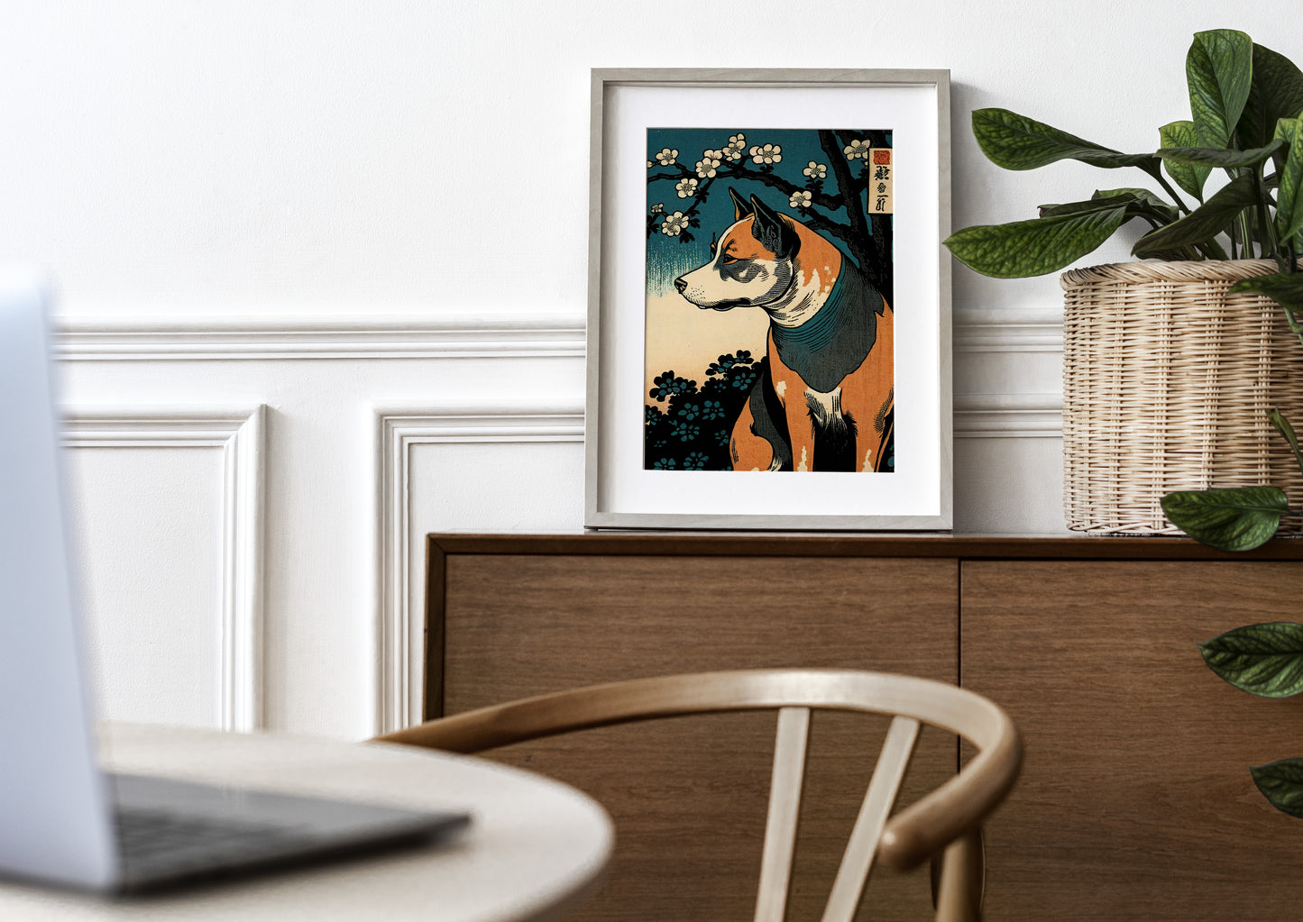 Poster chien ukiyo-e, cadre clair et passe-partout sur une commode en bois, plante en panier