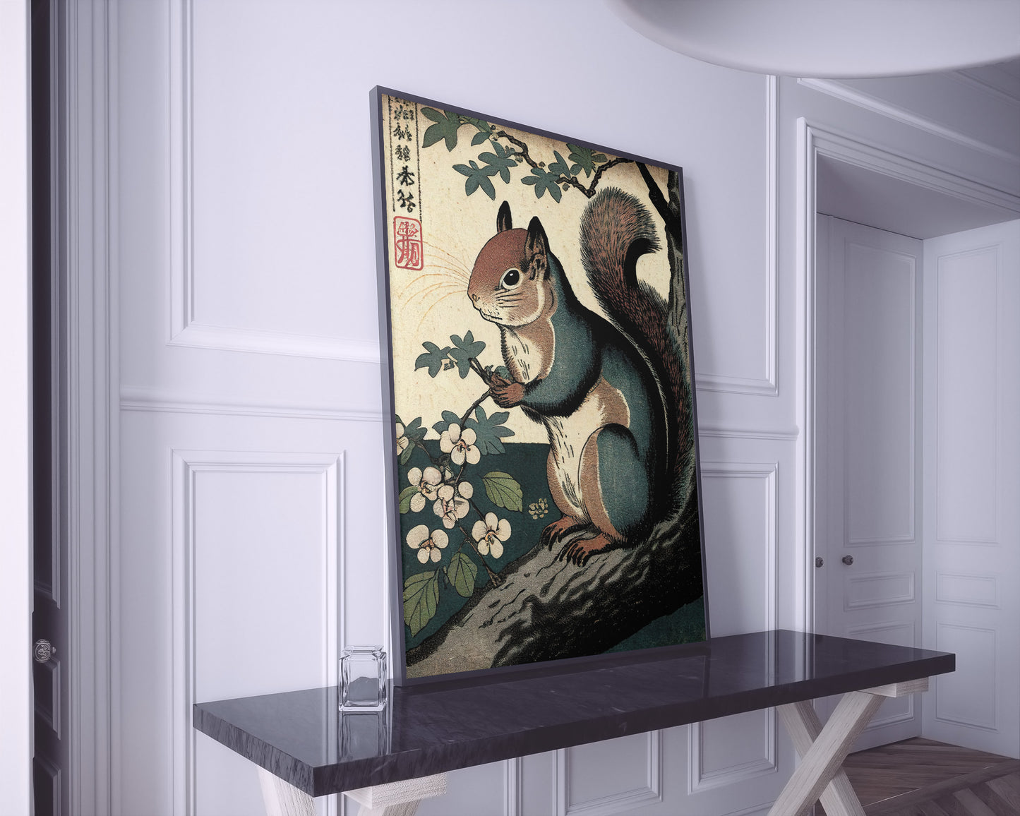 Grand poster écureuil art japonais posé sur une console en marbre noir, pièce blanche à moulures