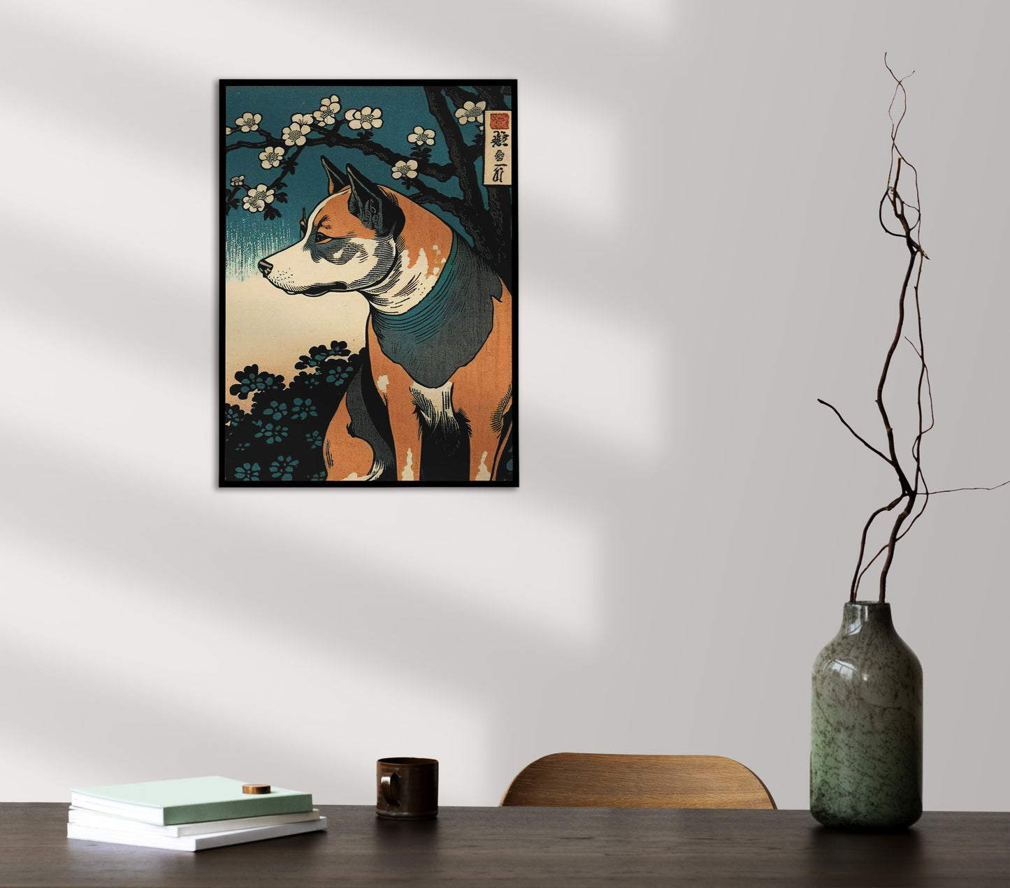 Poster chien ukiyo-e, cadre noir au-dessus d'un bureau sombre, vase et branches sèches