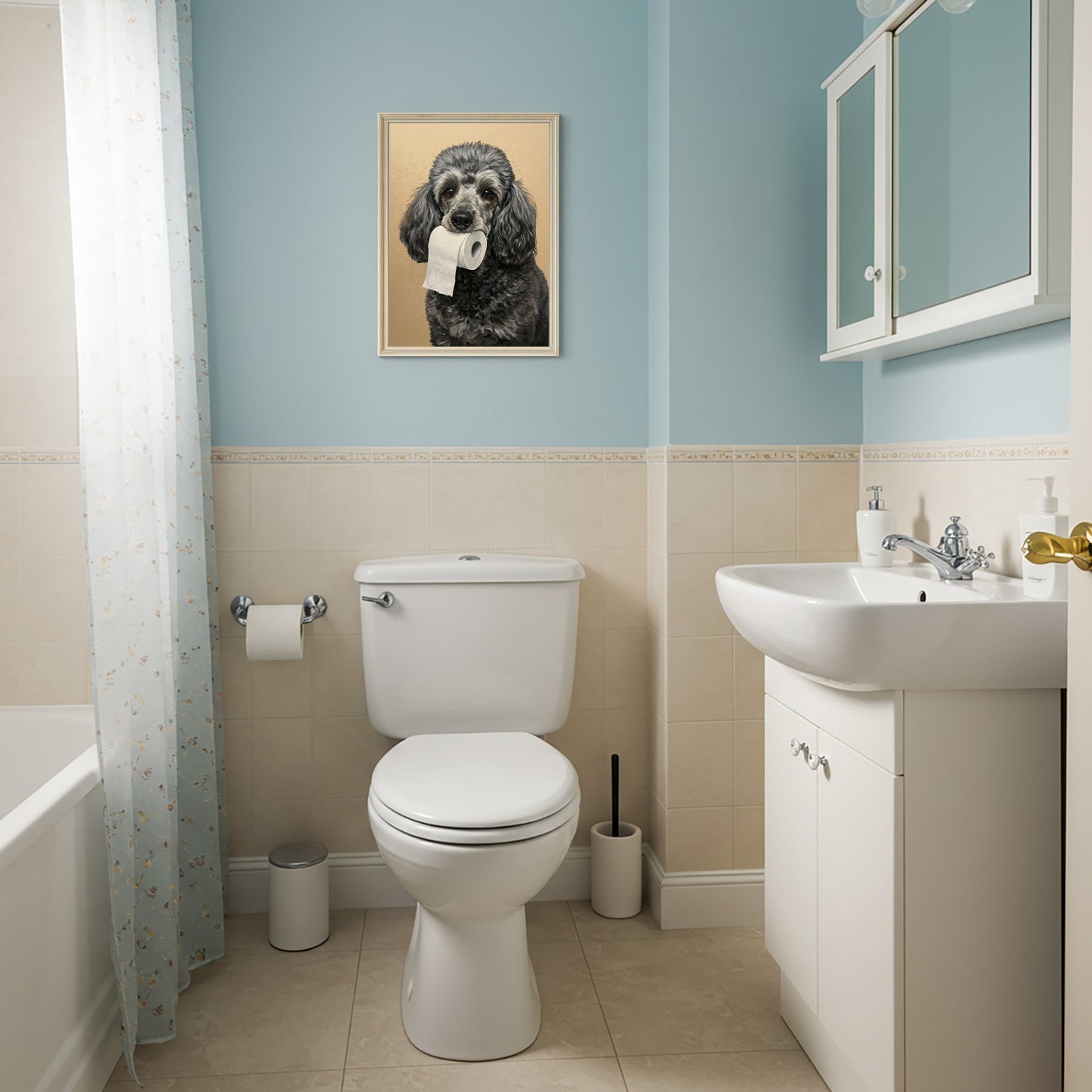 Poster caniche argenté au papier toilette sur un mur bleu ciel au-dessus des WC, lambris crème