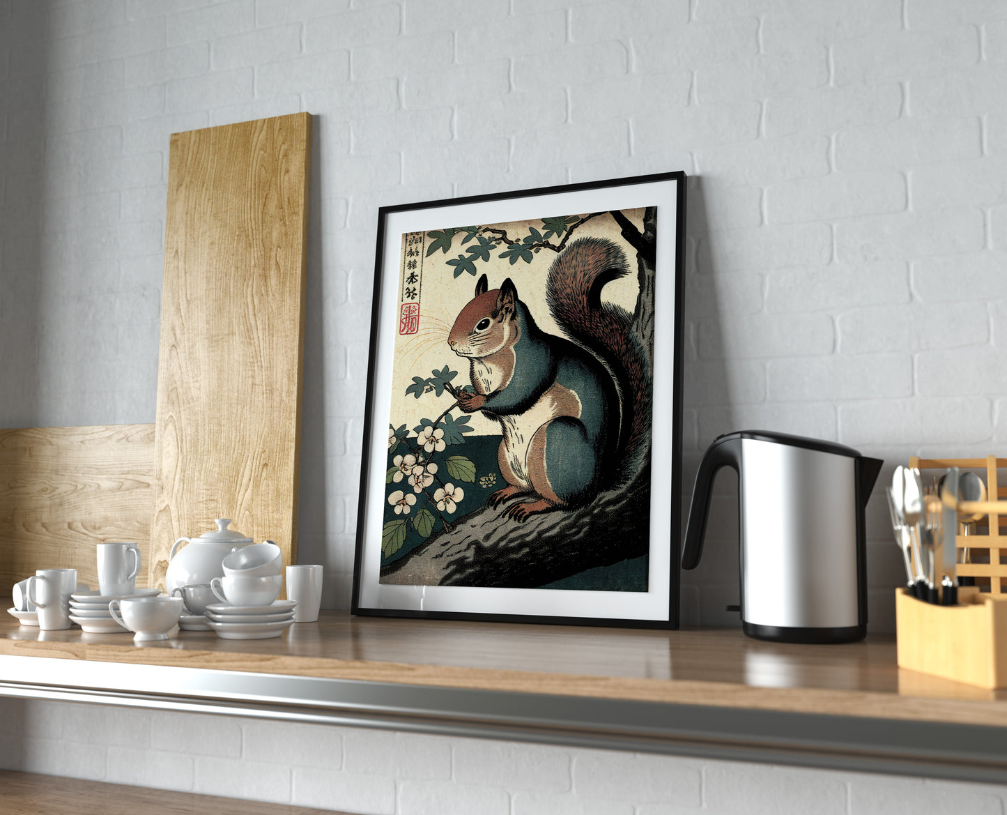Poster écureuil ukiyo-e, cadre noir et passe-partout sur une étagère de cuisine avec vaisselle blanche