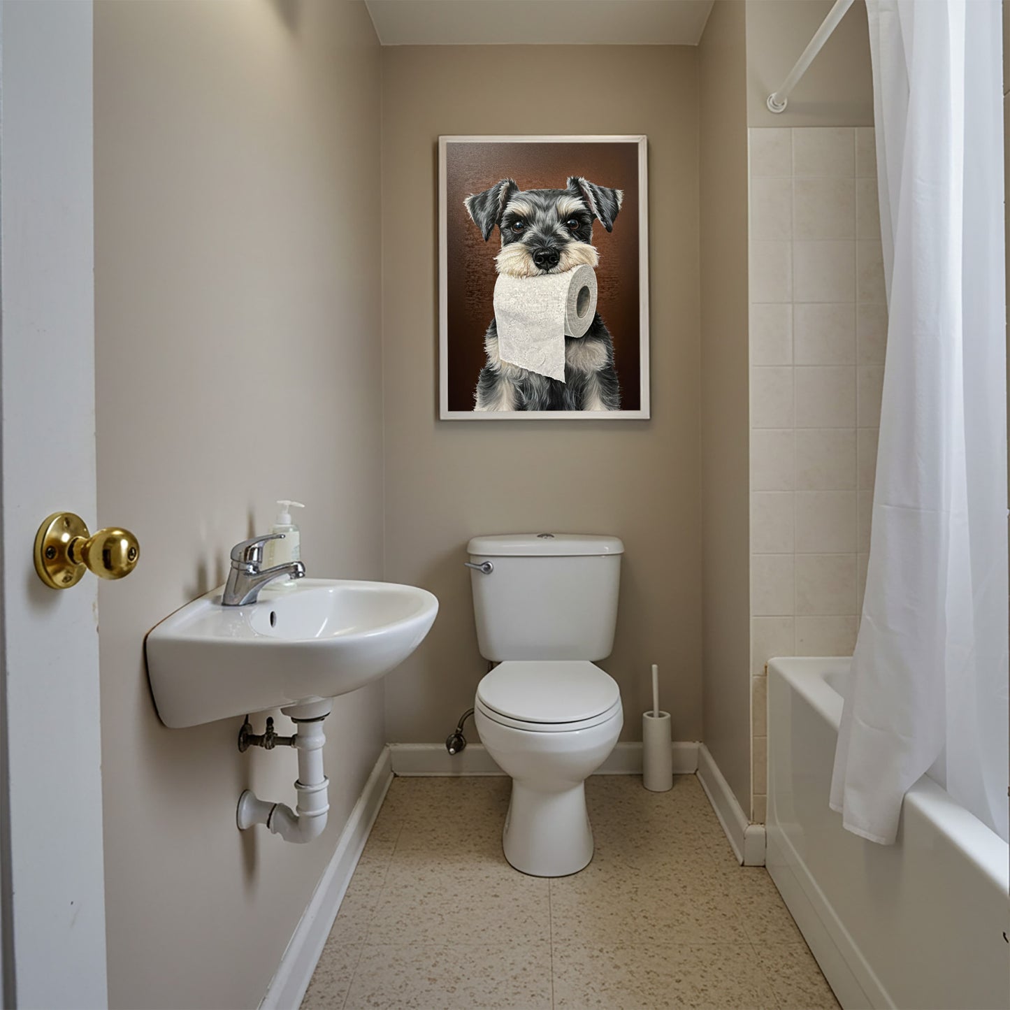 Salle de bain avec rideau de douche, poster schnauzer nain au papier toilette en cadre blanc au-dessus des toilettes
