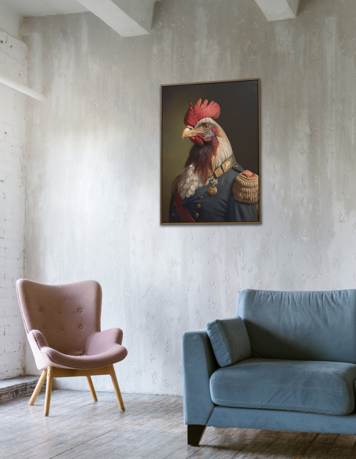 Poster coq en uniforme militaire sur un mur blanchi, au-dessus d'un fauteuil rose et d'un canapé bleu
