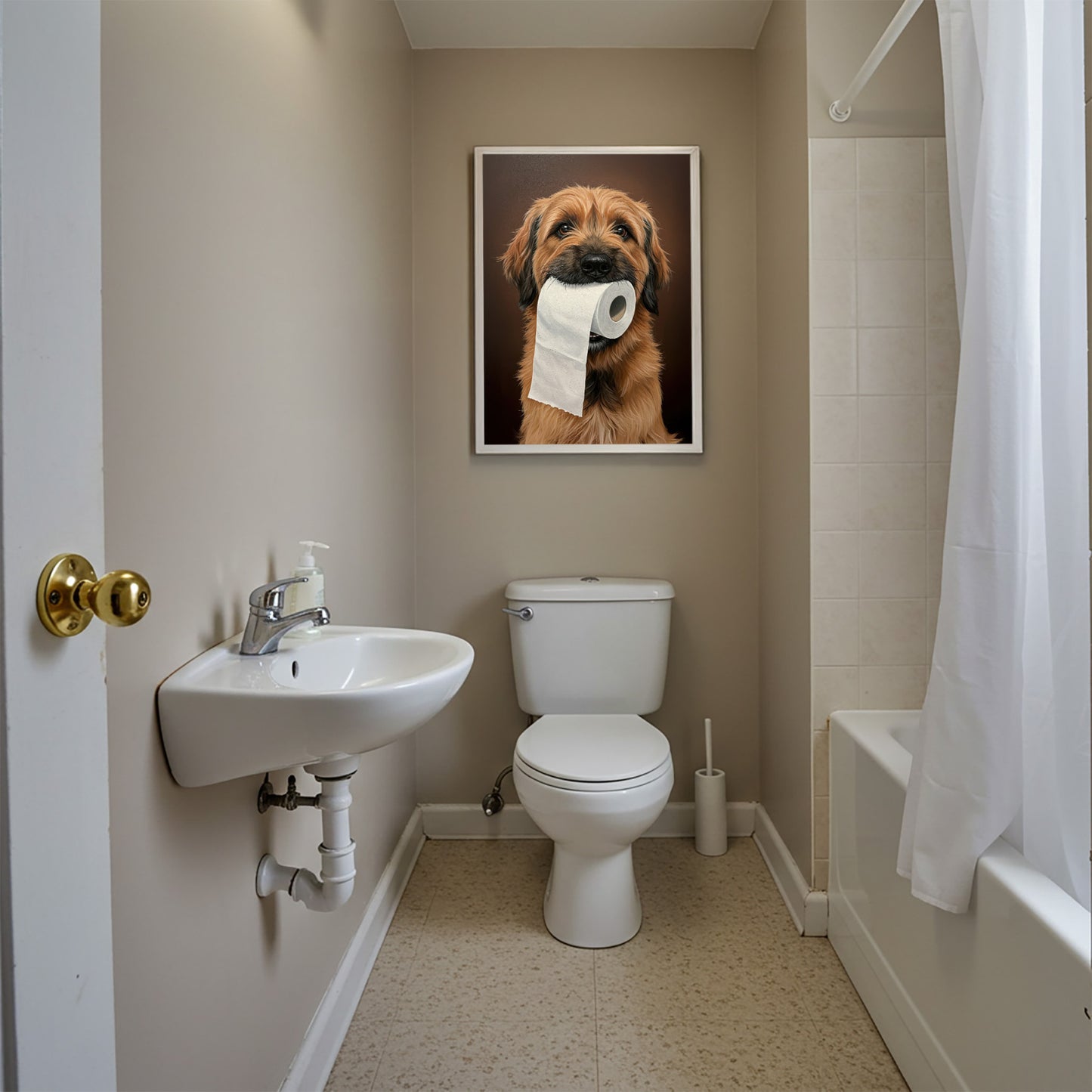 Poster humour WC Briard encadré au-dessus des toilettes, salle de bain beige et rideau de douche
