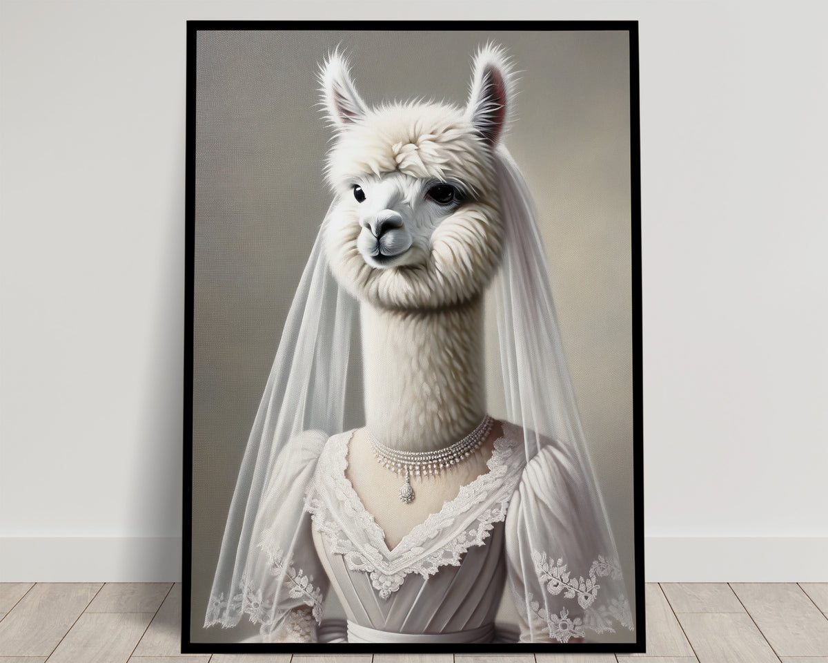Portrait d'un alpaga blanc en robe de mariée à col de dentelle, collier de perles et long voile, fond gris, cadre noir