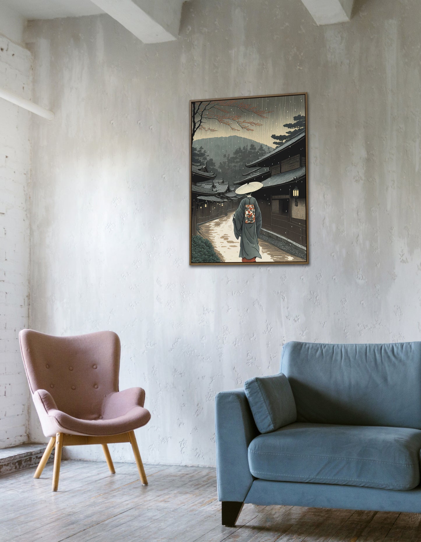 Poster village japonais sous la pluie sur un mur béton, fauteuil rose et canapé bleu