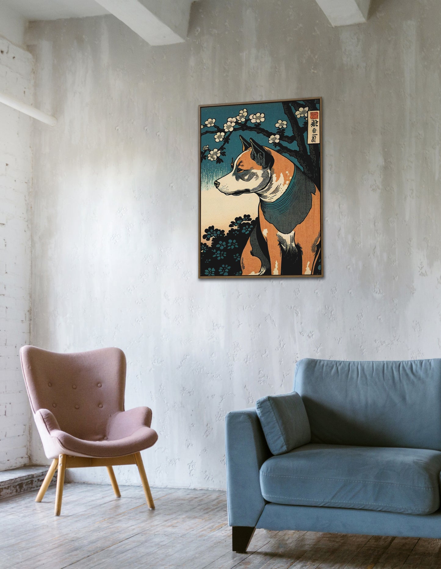 Poster chien art japonais ukiyo-e accroché sur un mur en béton, fauteuil rose et canapé bleu