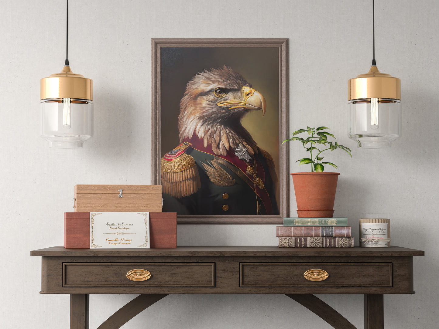 Poster aigle en uniforme militaire, cadre bois foncé, au-dessus d'une console entre deux suspensions dorées
