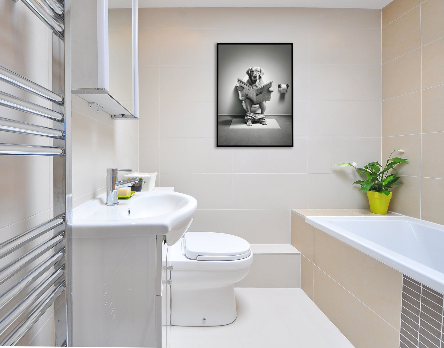 Poster golden retriever lisant le journal en cadre noir dans une salle de bain claire avec baignoire