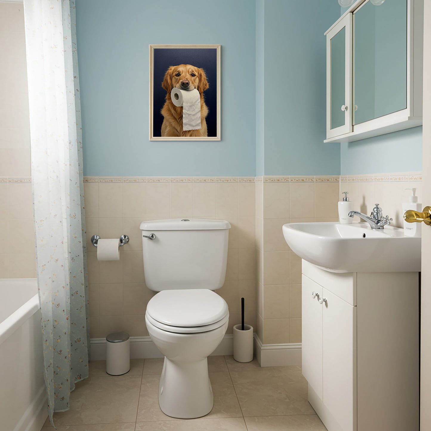 Toilettes bleu ciel et crème, poster golden retriever au papier toilette au-dessus de la cuvette