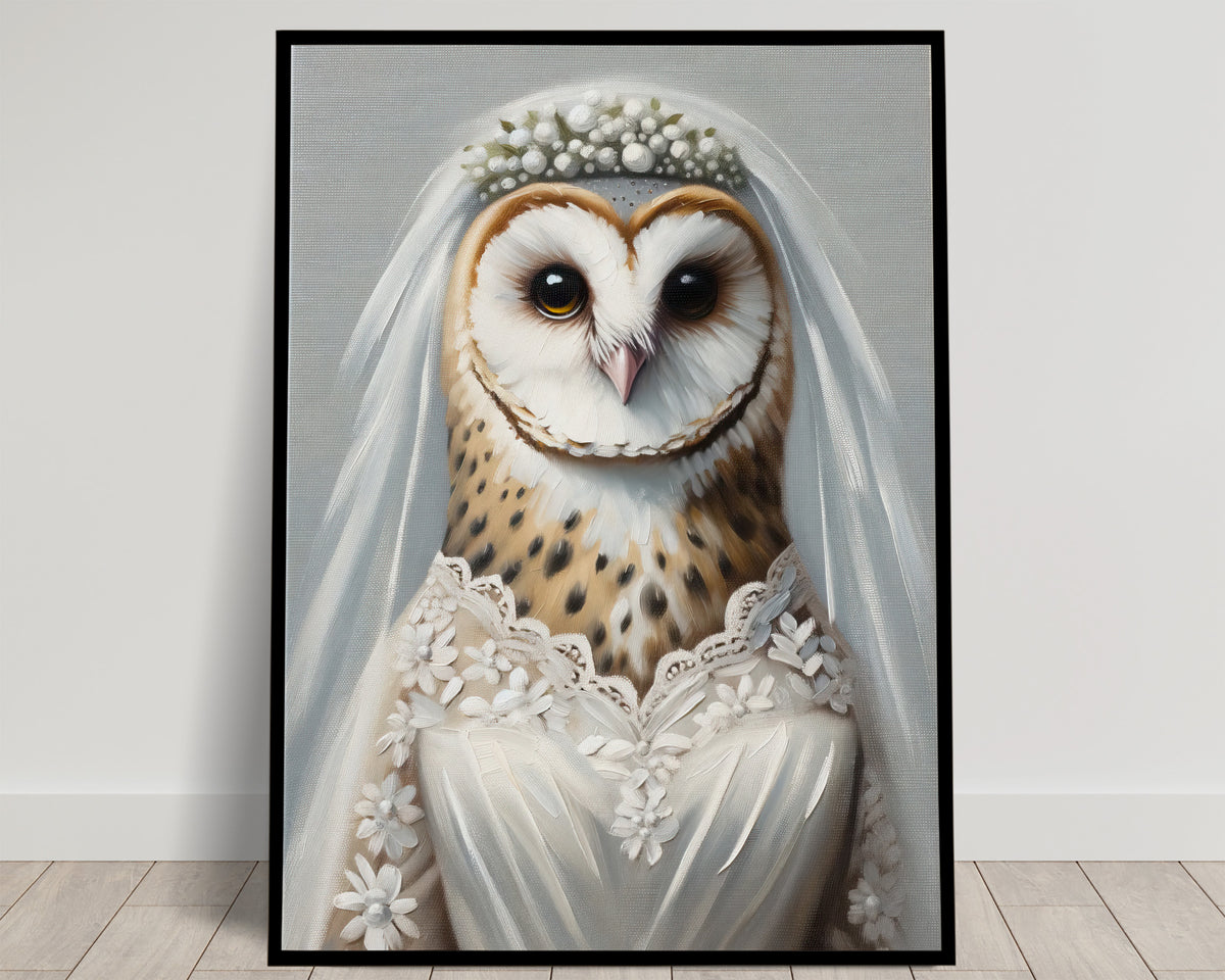 Portrait d'une chouette effraie en robe de mariée blanche fleurie, diadème de perles et voile, fond gris clair, cadre noir