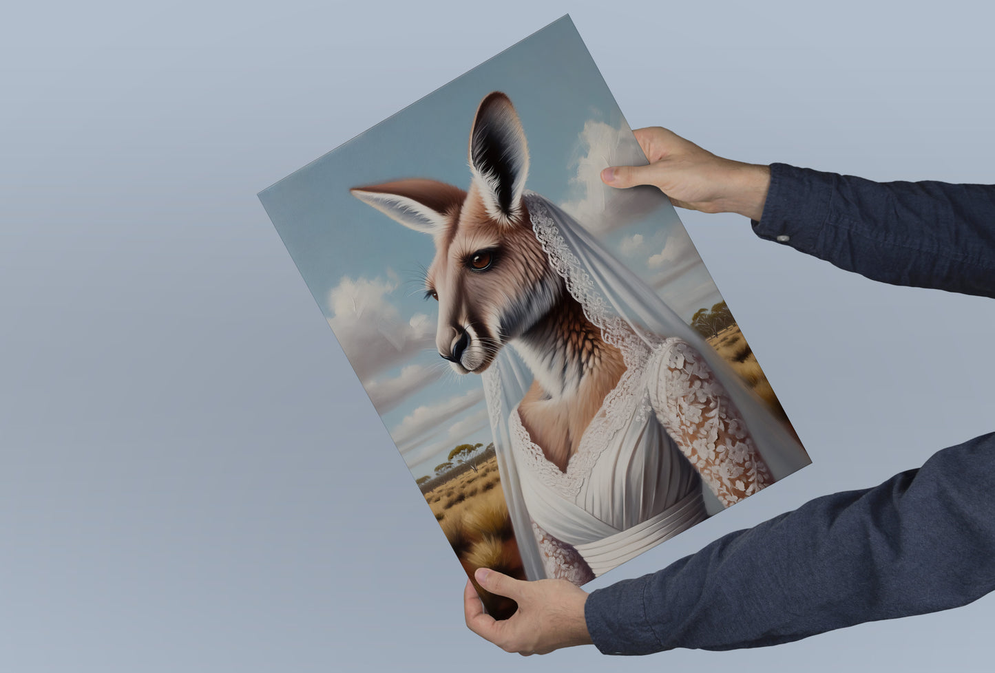 Affiche kangourou mariée tenue à deux mains devant un fond bleu-gris