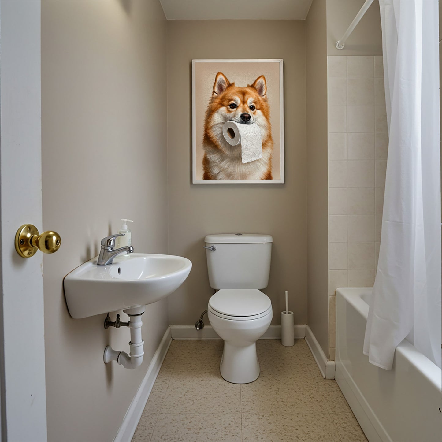 Salle de bain avec rideau de douche, poster spitz nain au papier toilette en cadre blanc au-dessus des toilettes