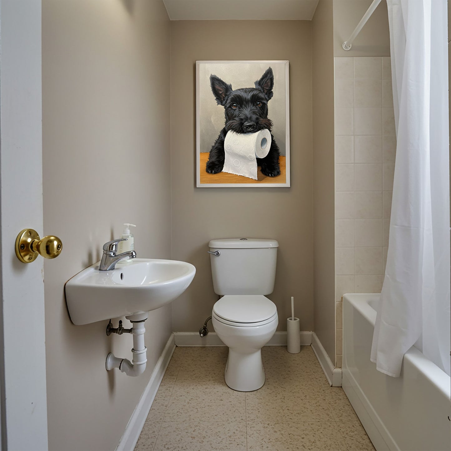 Poster scottish terrier au papier toilette au-dessus des WC, salle de bain beige avec baignoire