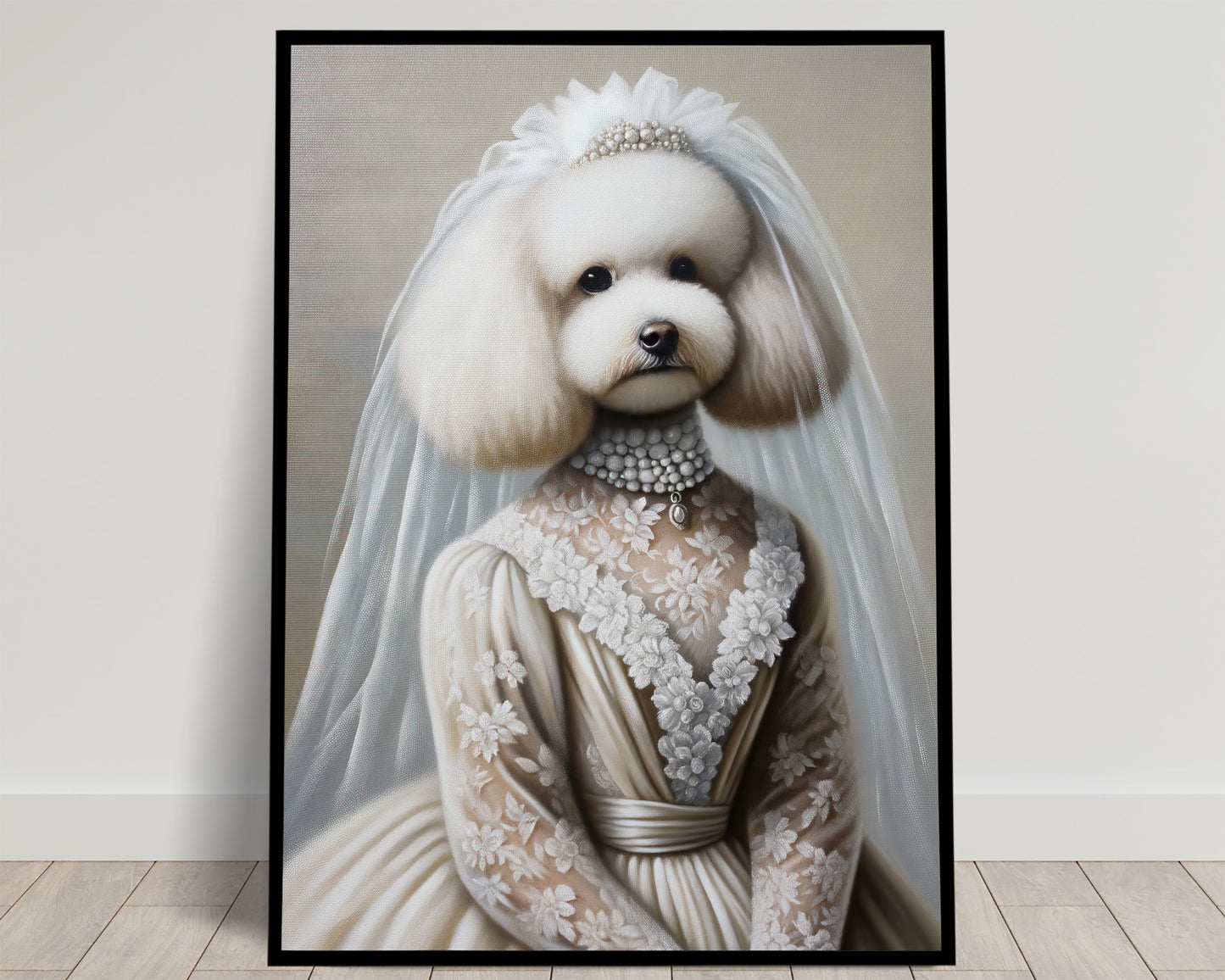 Portrait d'un caniche blanc en robe de mariée en dentelle fleurie, ras-de-cou de perles et voile, fond beige, cadre noir