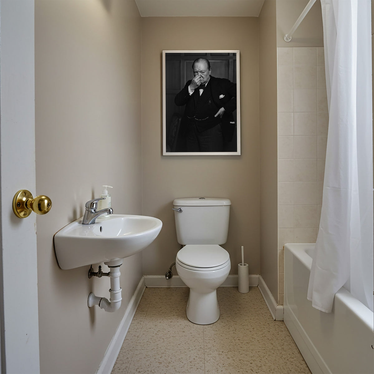 Poster Churchill qui se pince le nez en cadre blanc au-dessus des WC, salle de bain beige avec baignoire