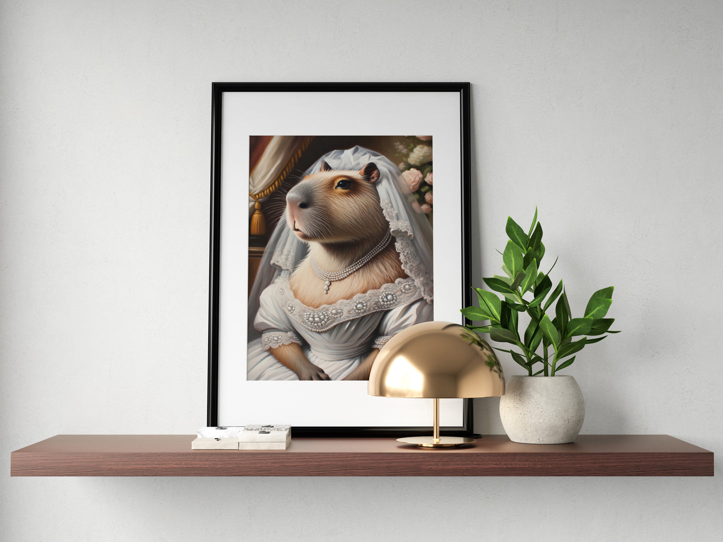 Poster capybara en robe de mariée, cadre noir et passe-partout, sur une étagère avec lampe dorée