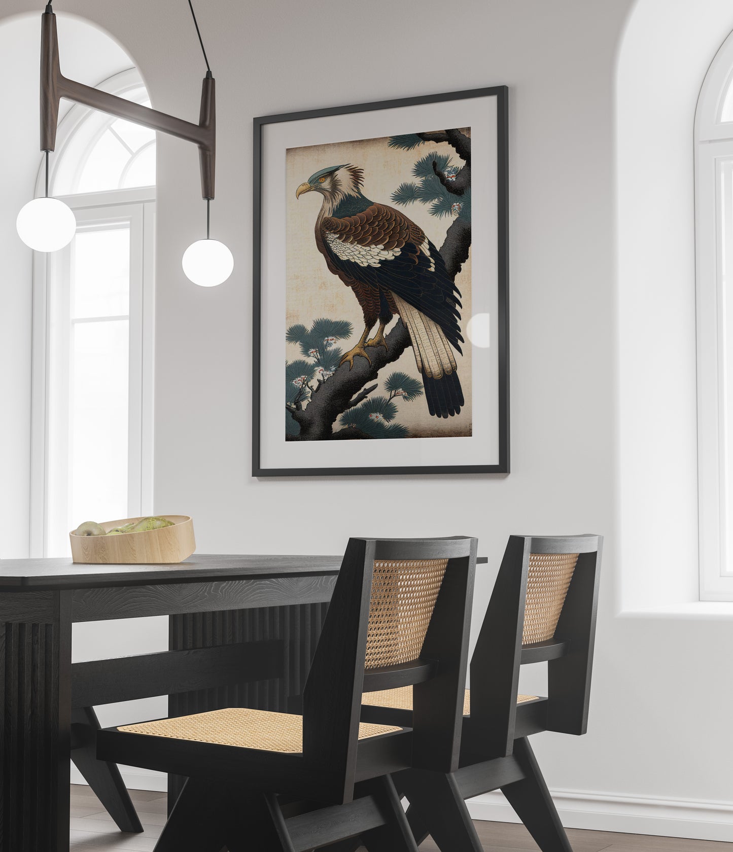 Poster aigle ukiyo-e, cadre noir et passe-partout au-dessus d'une table noire et de chaises cannées