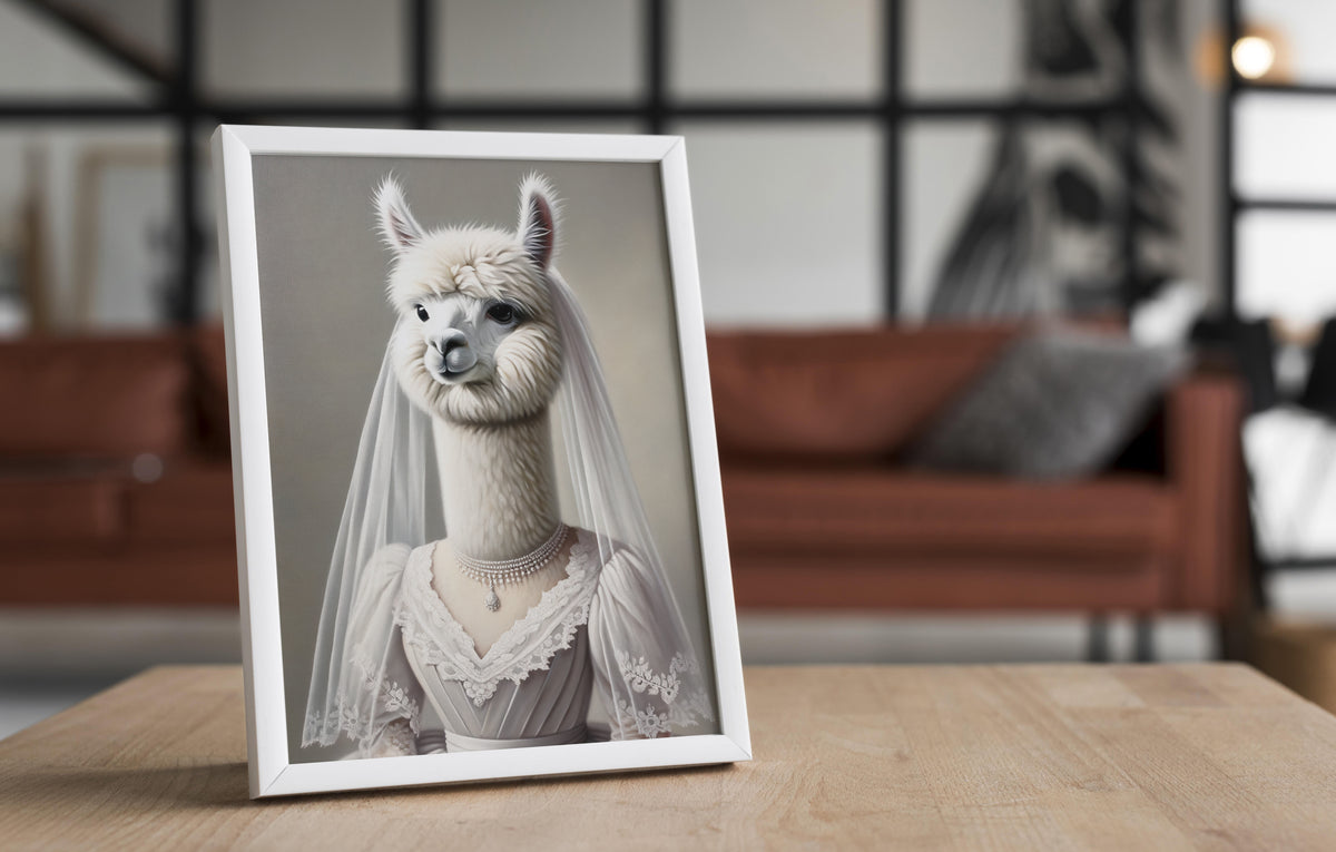 Affiche alpaga en robe de mariée, cadre blanc posé sur une table en bois devant un salon flou