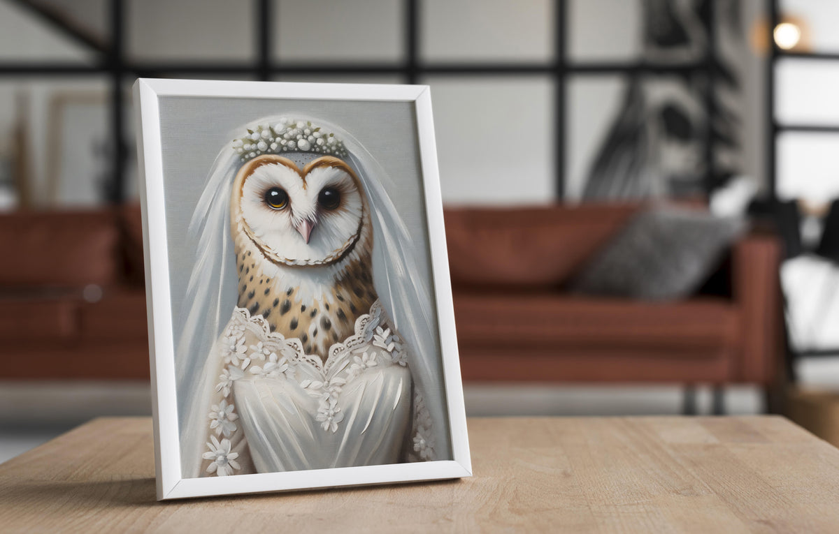 Poster chouette en robe de mariée, cadre blanc posé sur une table en bois devant un salon flou